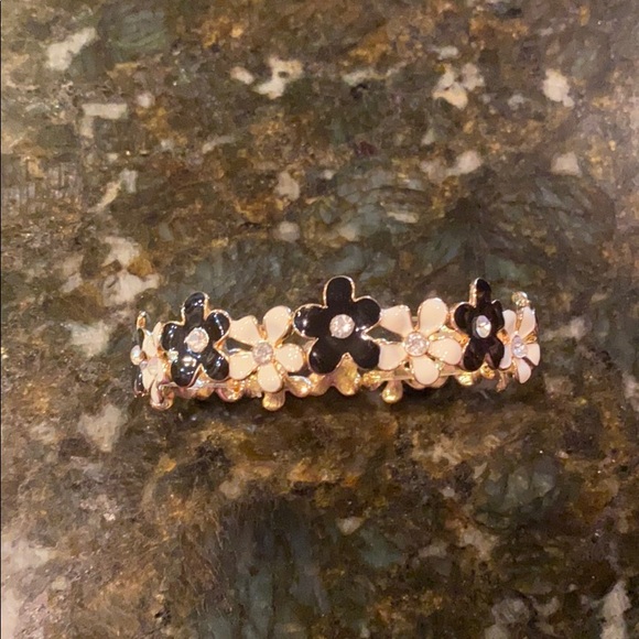 Black and White Flower Stretch Bracelet - Picture 1 of 6